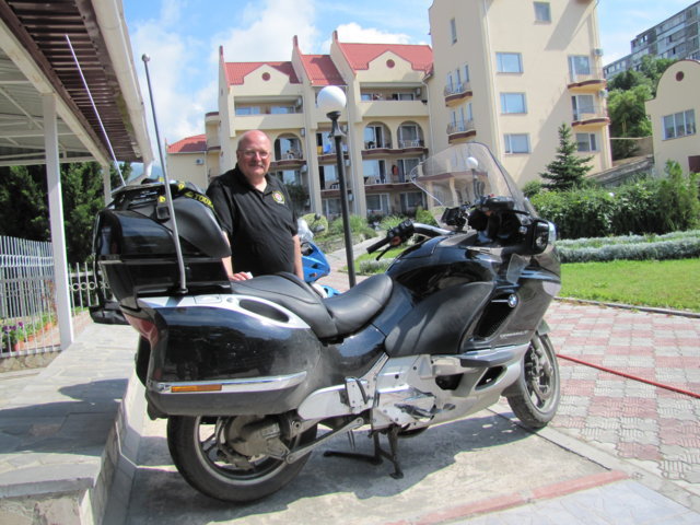 Vor dem Hotel in Jalta / Krim.