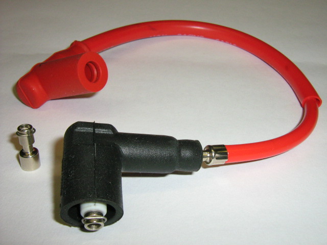 Kabel mit Rasthülse noch nicht in Verteilerstecker eingesteckt! Daneben Hülse einzeln.