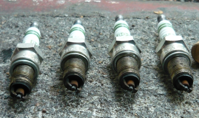 Die alten Zündkerzen (ca 24000KM Laufleistung)