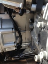 Schwarzes Zeugs zwischen Motor und Getroebe