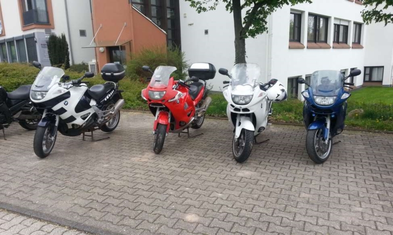 die hübsche weiße ist meine ;-)...dieses hässliche schwarze etwas links hab ich nicht ganz weg retouschiert bekommen :-D<br />auf der anderen Seite standen auch noch paar hübsche Bikes, aber irgend ein Experte hat was 4rädriges dazwischen gestellt, einer mit so ner GT falschrum geparkt und dann stand da noch so ein kleines seltsames Ding mit Kette...angeblich von BMW, aber ganz komisches Gefährt, hat nicht mal zwei gleiche Scheinwerfer...wem die wohl gehört... ;-)