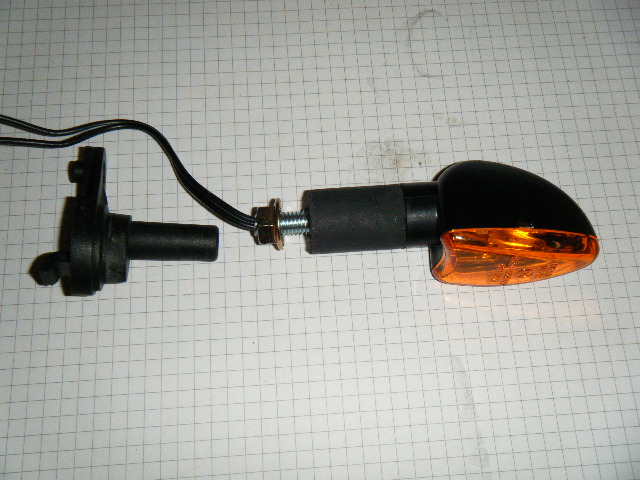 Originalhalter und neuer Blinker vor Umbau