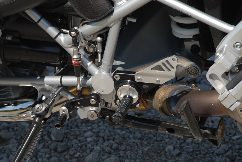 Grüne 0400 R1200R 2012 mit Gilles Tooling Fussrasten un Dynojet Quickshifter