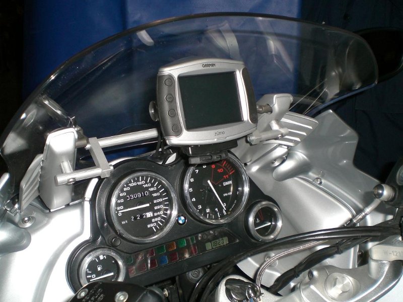 ZUMO 550 hinter Scheibe.jpg