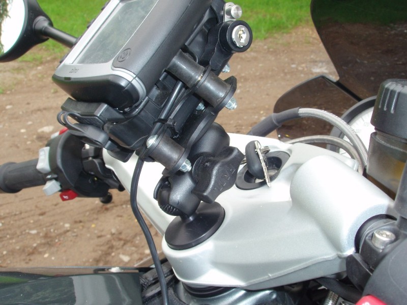 Den Halter für den Lenkkopf gibt es bei www.mv-motorrad.de