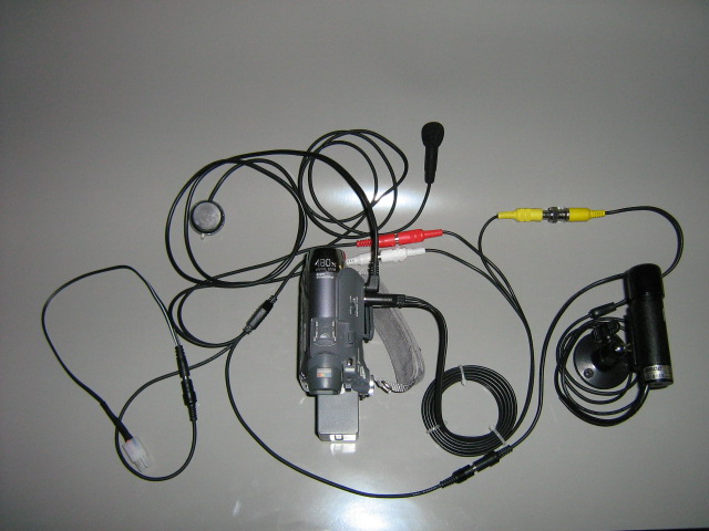 Camcorder, Fernbedienung, Mikrofon, Stromanschluss, Helmkamera mit Halter