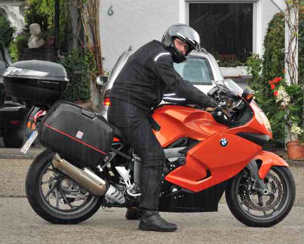 K1300 im Regen mit vollen Koffern